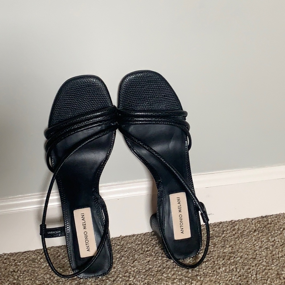 I’m selling a pair of Black US size 6.5 Antonio Melani heels